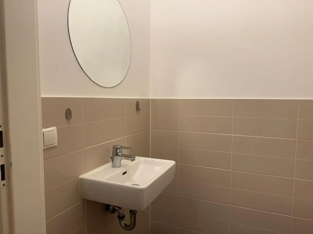 2Br, Danube, Central, U6 & S-Bahn - Axara Housing Brn 33 Vienna Austria